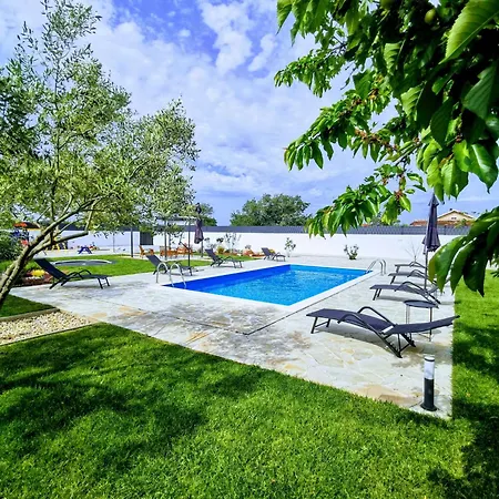 Willa Aprilis With Pool, Jacuzzi And Sauna