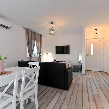 Aprilis With Pool, Jacuzzi And Sauna فيلة