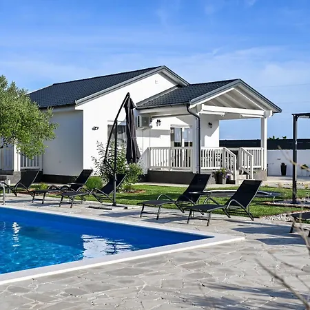 Aprilis With Pool, Jacuzzi And Sauna