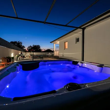 Aprilis With Pool, Jacuzzi And Sauna فيلة