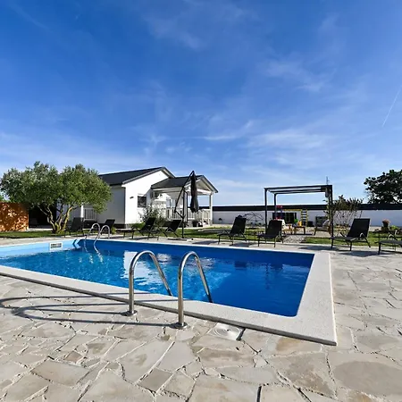Aprilis With Pool, Jacuzzi And Sauna *