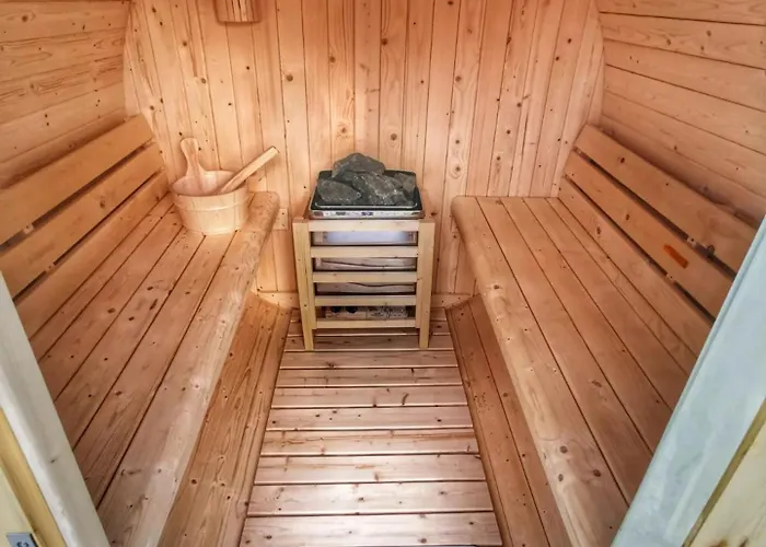 Aprilis With Pool, Jacuzzi And Sauna Villa