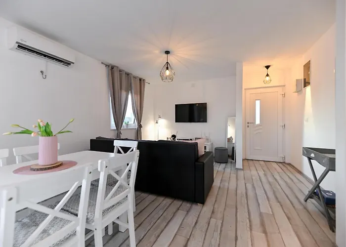 Aprilis With Pool, Jacuzzi And Sauna Villa