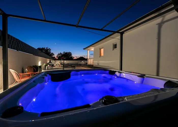 Aprilis With Pool, Jacuzzi And Sauna Vila