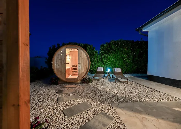 Villa Aprilis With Pool, Jacuzzi And Sauna
