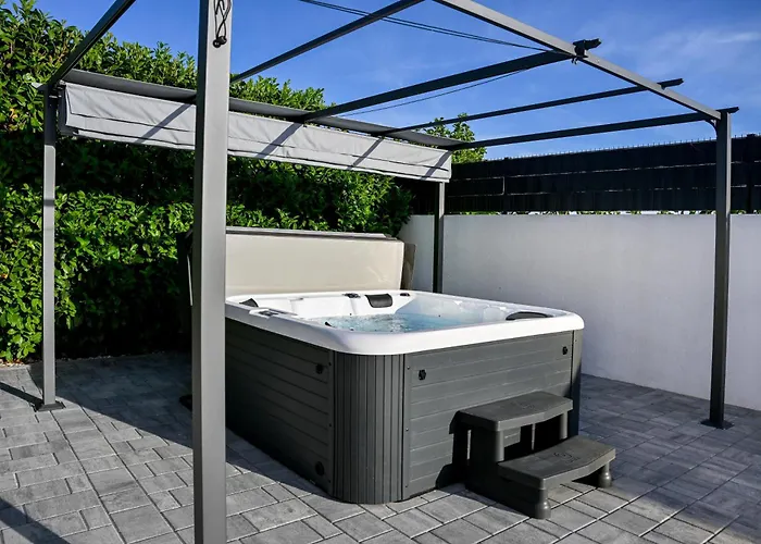 Aprilis With Pool, Jacuzzi And Sauna Villa *