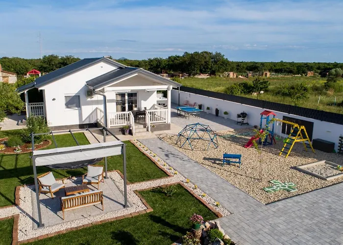 Villa Aprilis With Pool, Jacuzzi And Sauna *