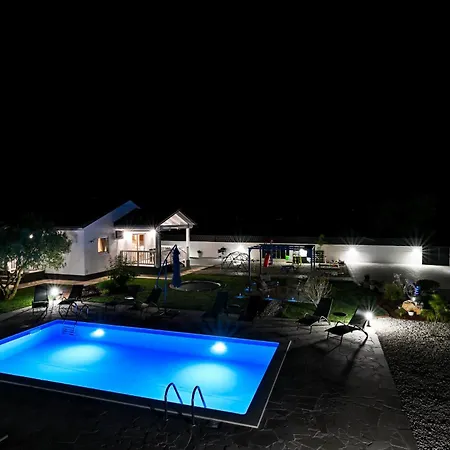 Aprilis With Pool, Jacuzzi And Sauna