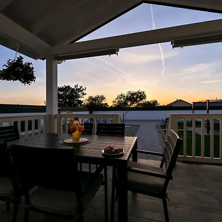 Aprilis With Pool, Jacuzzi And Sauna * Galovac (Zadar)