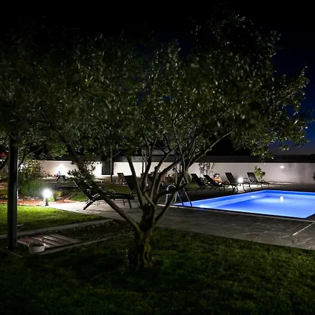 Aprilis With Pool, Jacuzzi And Sauna