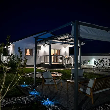 Villa Aprilis With Pool, Jacuzzi And Sauna