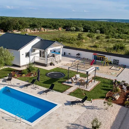 Aprilis With Pool, Jacuzzi And Sauna Villa *