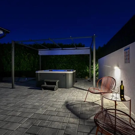 Villa Aprilis With Pool, Jacuzzi And Sauna *