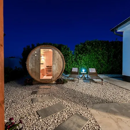 Villa Aprilis With Pool, Jacuzzi And Sauna