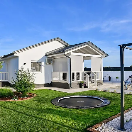 Villa Aprilis With Pool, Jacuzzi And Sauna *