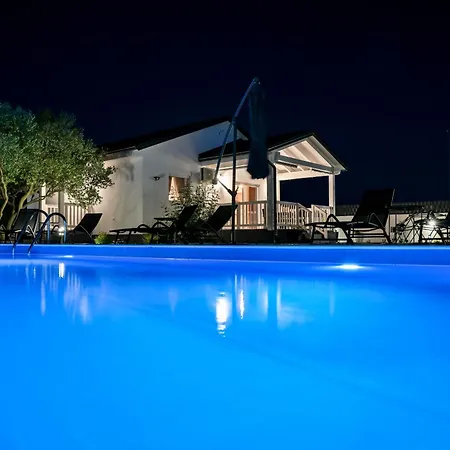 Aprilis With Pool, Jacuzzi And Sauna