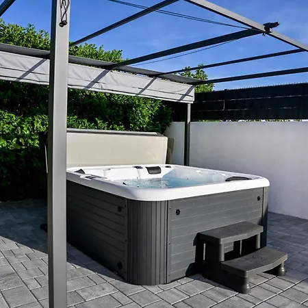 Aprilis With Pool, Jacuzzi And Sauna Villa *