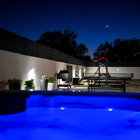 Aprilis With Pool, Jacuzzi And Sauna