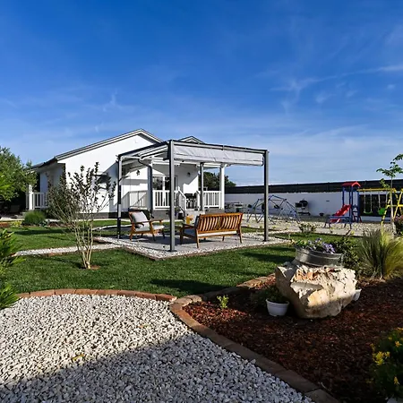 Aprilis With Pool, Jacuzzi And Sauna Villa