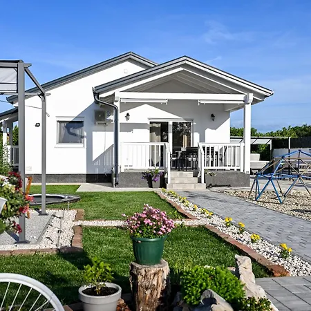 Villa Aprilis With Pool, Jacuzzi And Sauna *