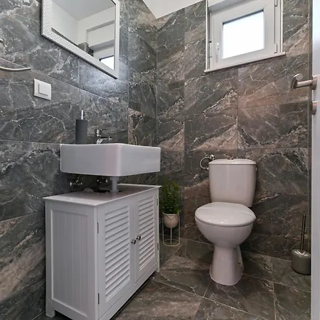 Villa Aprilis With Pool, Jacuzzi And Sauna