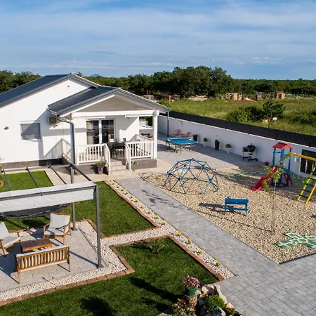 Villa Aprilis With Pool, Jacuzzi And Sauna *