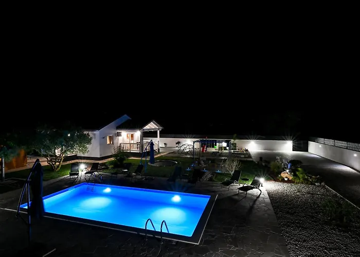 Aprilis With Pool, Jacuzzi And Sauna
