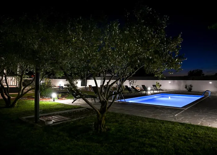 Aprilis With Pool, Jacuzzi And Sauna