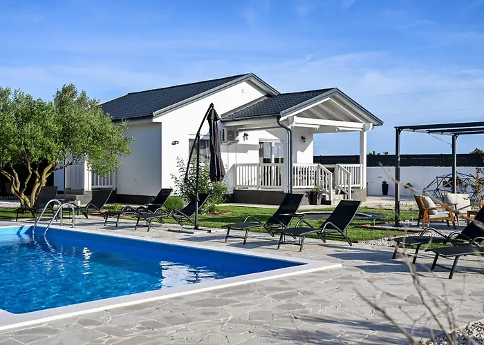 Aprilis With Pool, Jacuzzi And Sauna