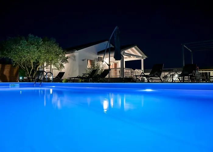 Aprilis With Pool, Jacuzzi And Sauna