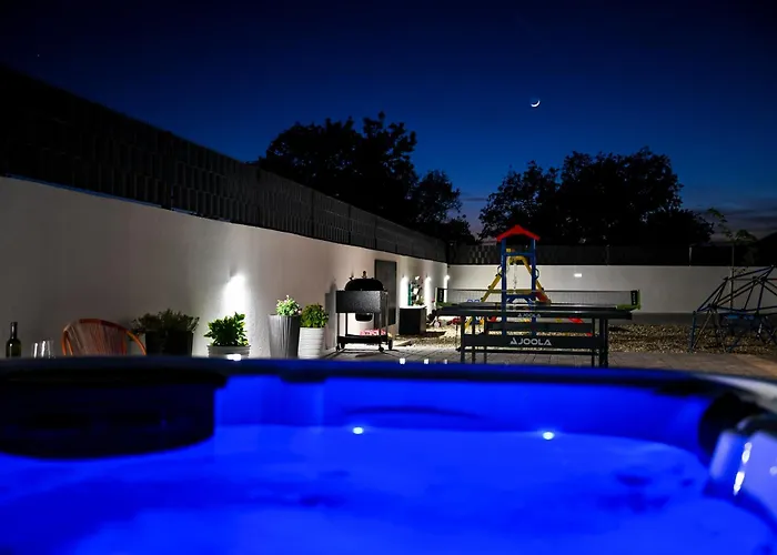 Aprilis With Pool, Jacuzzi And Sauna