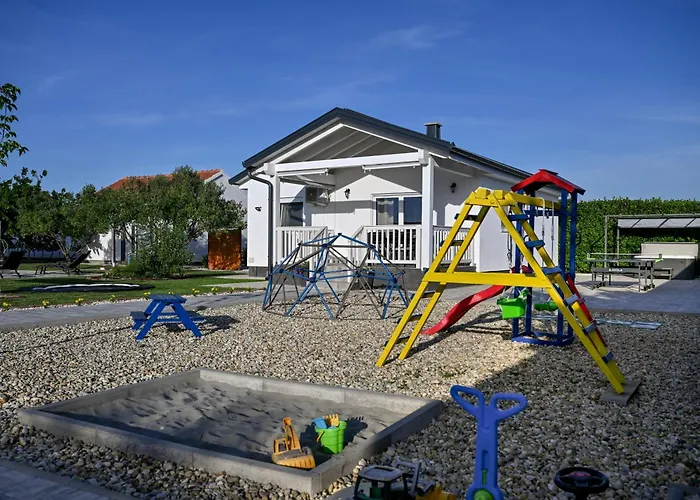 Aprilis With Pool, Jacuzzi And Sauna Вилла Galovac (Zadar)